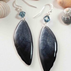 Boucles d’oreilles féeriques aux ailes bleu nuit et noires avec perles bleues