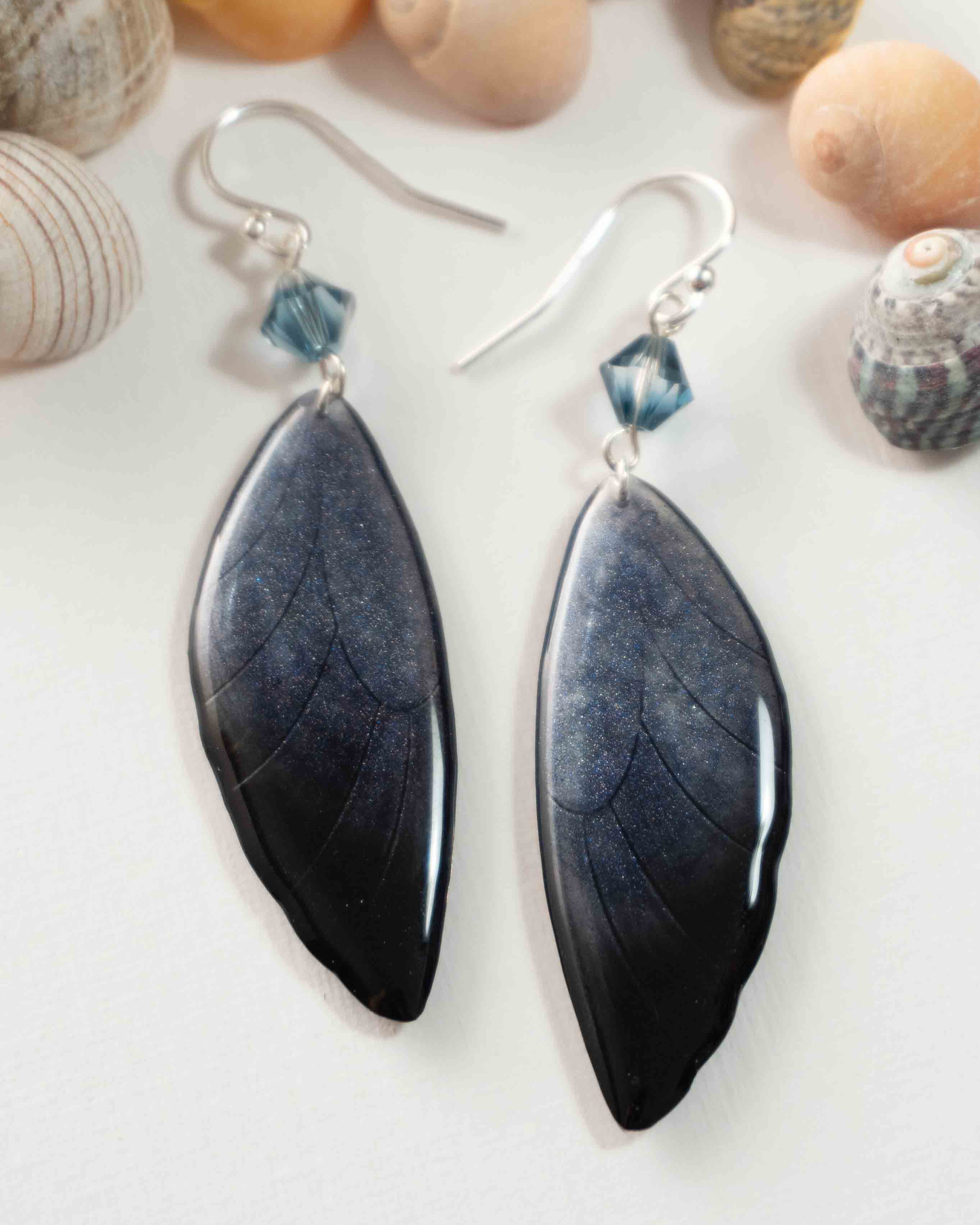 3 Boucles d’oreilles féeriques aux ailes bleu nuit et noires avec perles bleues