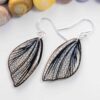 Boucles d’oreilles Eowyn aux ailes argent gris bordées de noir