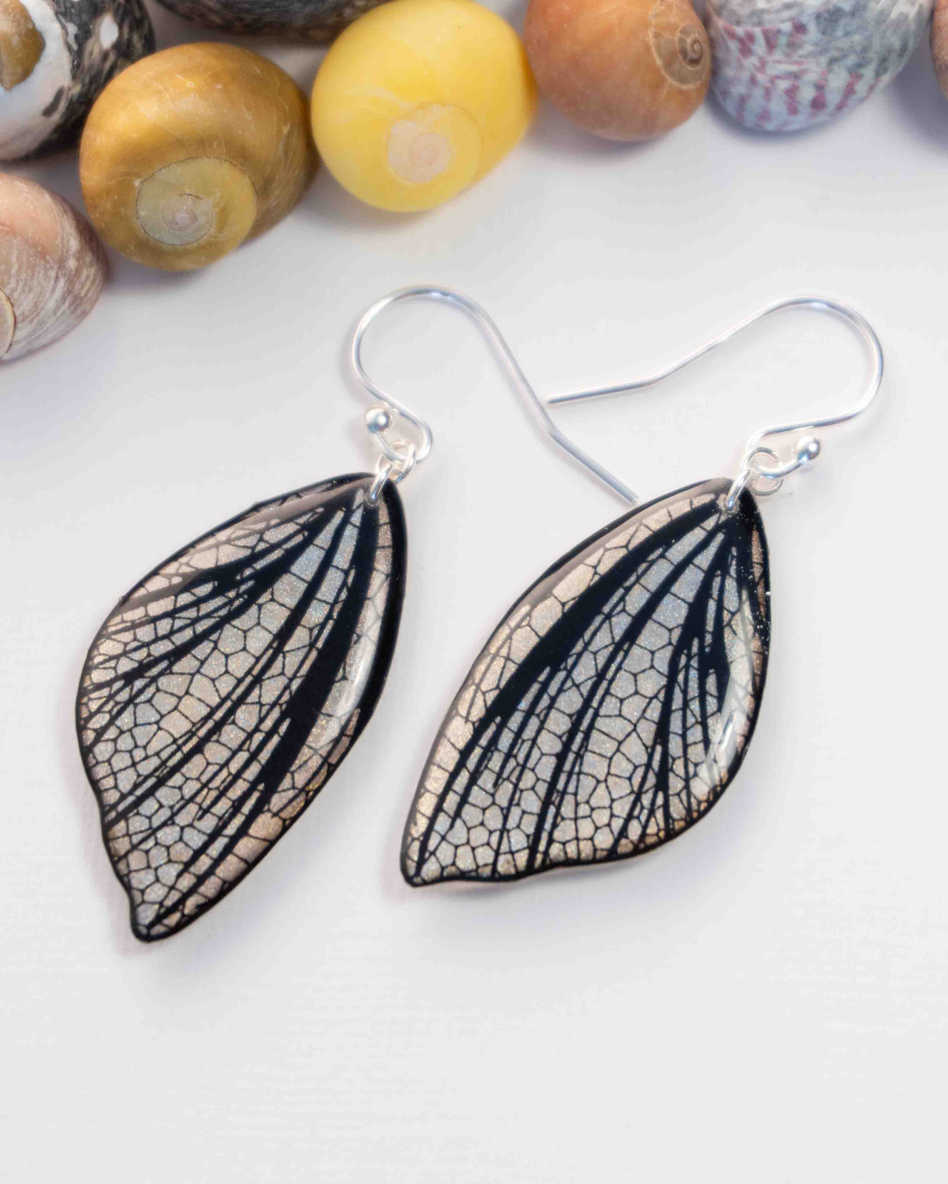 Boucles d’oreilles Eowyn aux ailes argent gris bordées de noir