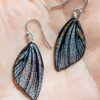 Boucles d’oreilles Eowyn aux reflets holographiques au soleil