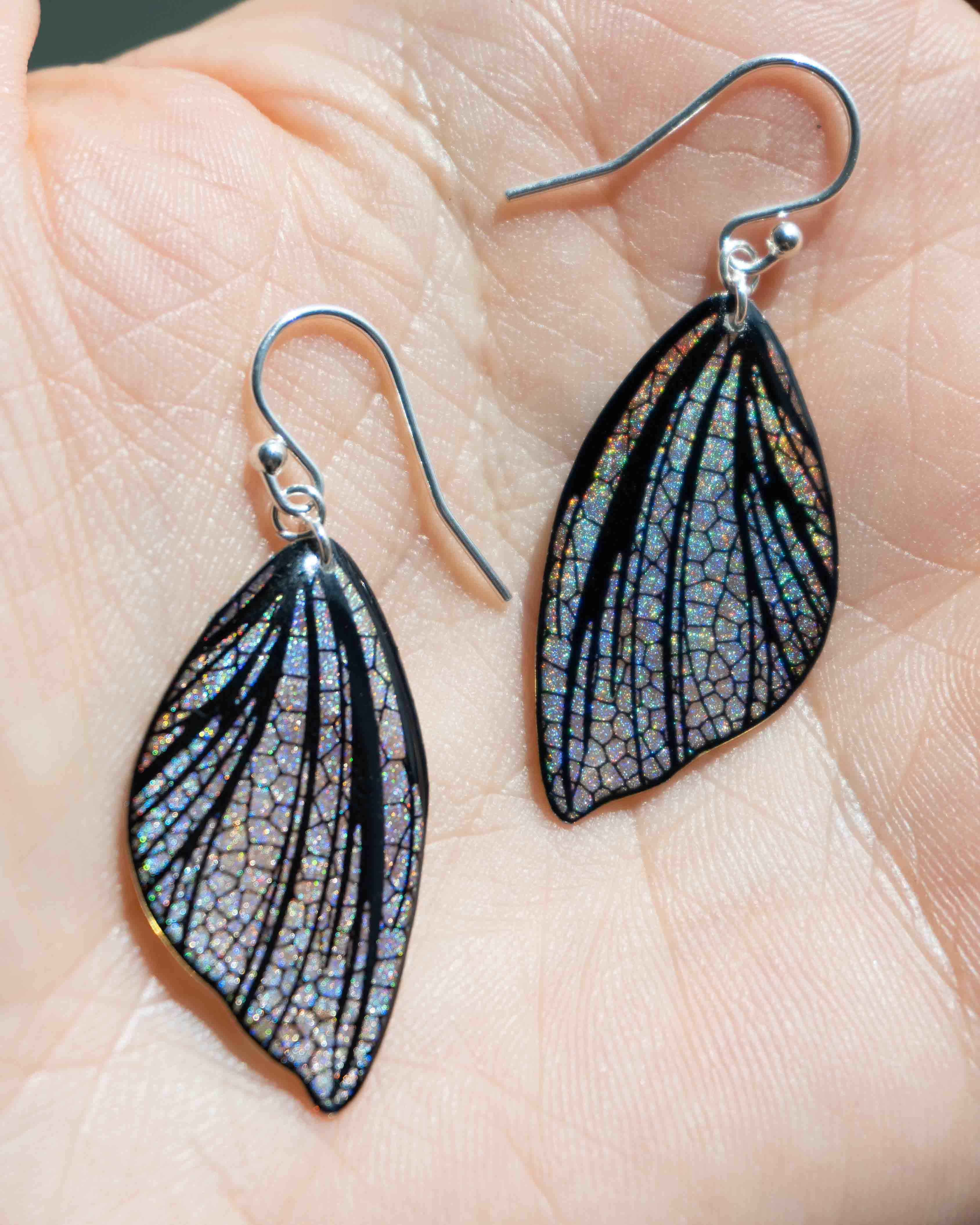 Boucles d’oreilles Eowyn aux reflets holographiques au soleil