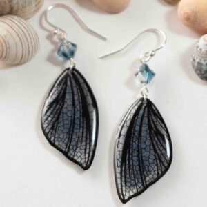 Boucles d’oreilles féeriques aux ailes argentées, bleu acier et noires avec perles bleu clair
