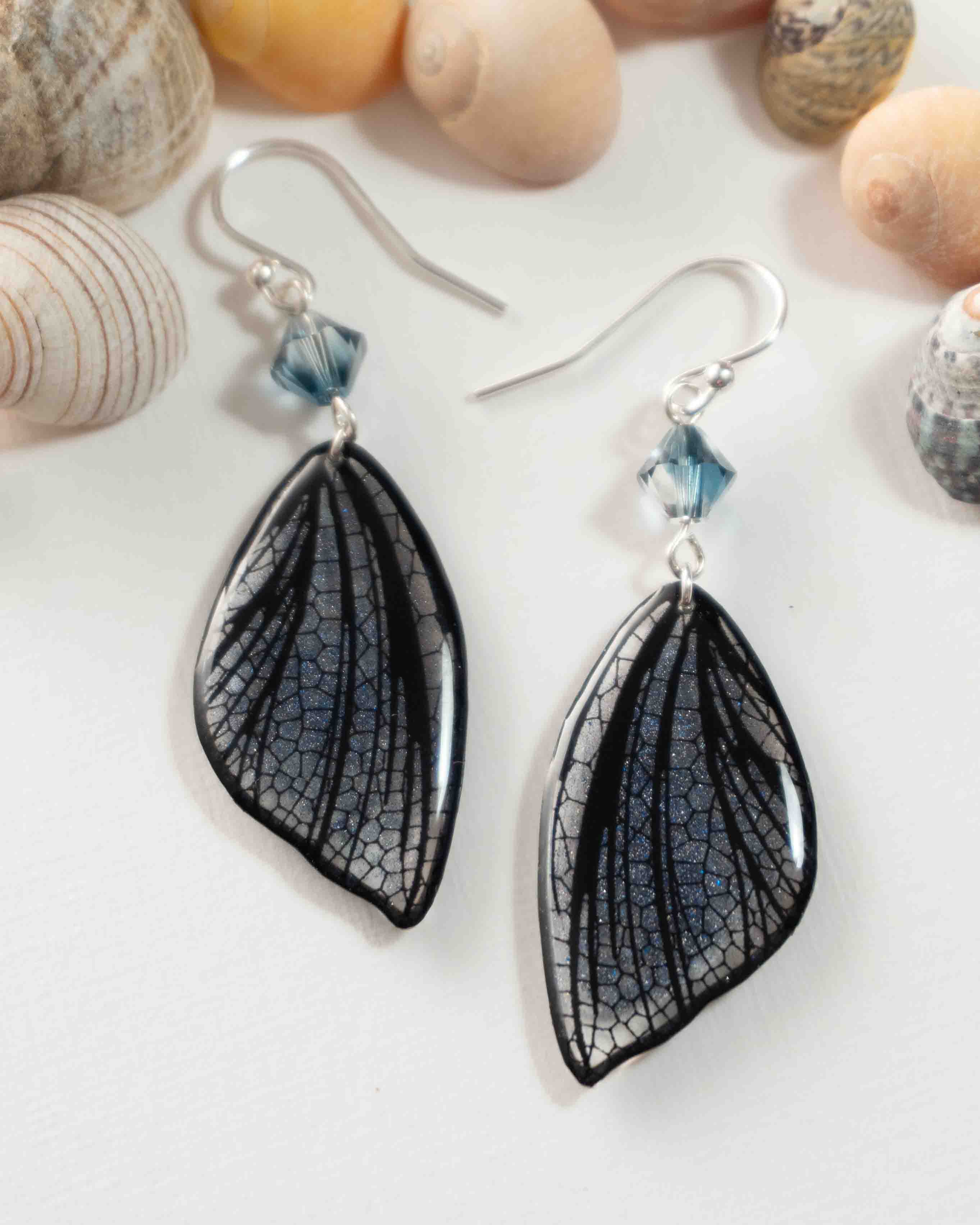 7 Boucles d’oreilles féeriques aux ailes argentées, bleu acier et noires avec perles bleu clair