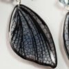 7B Boucles d’oreilles féeriques aux ailes argentées, bleu acier et noires avec perles bleu clair