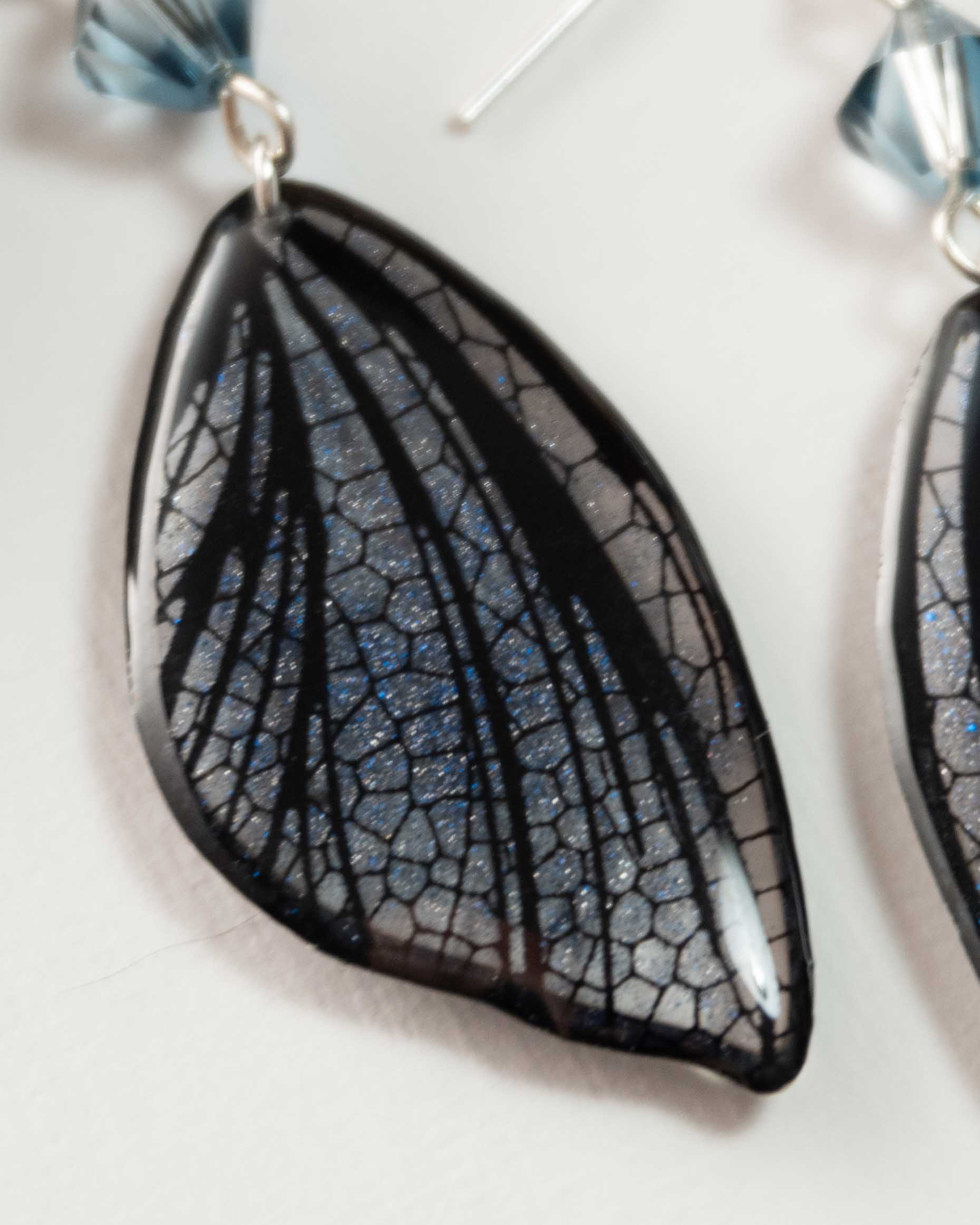 7B Boucles d’oreilles féeriques aux ailes argentées, bleu acier et noires avec perles bleu clair