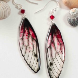 Boucles d’oreilles féeriques aux ailes translucides fuchsia et noires avec perles fuchsia
