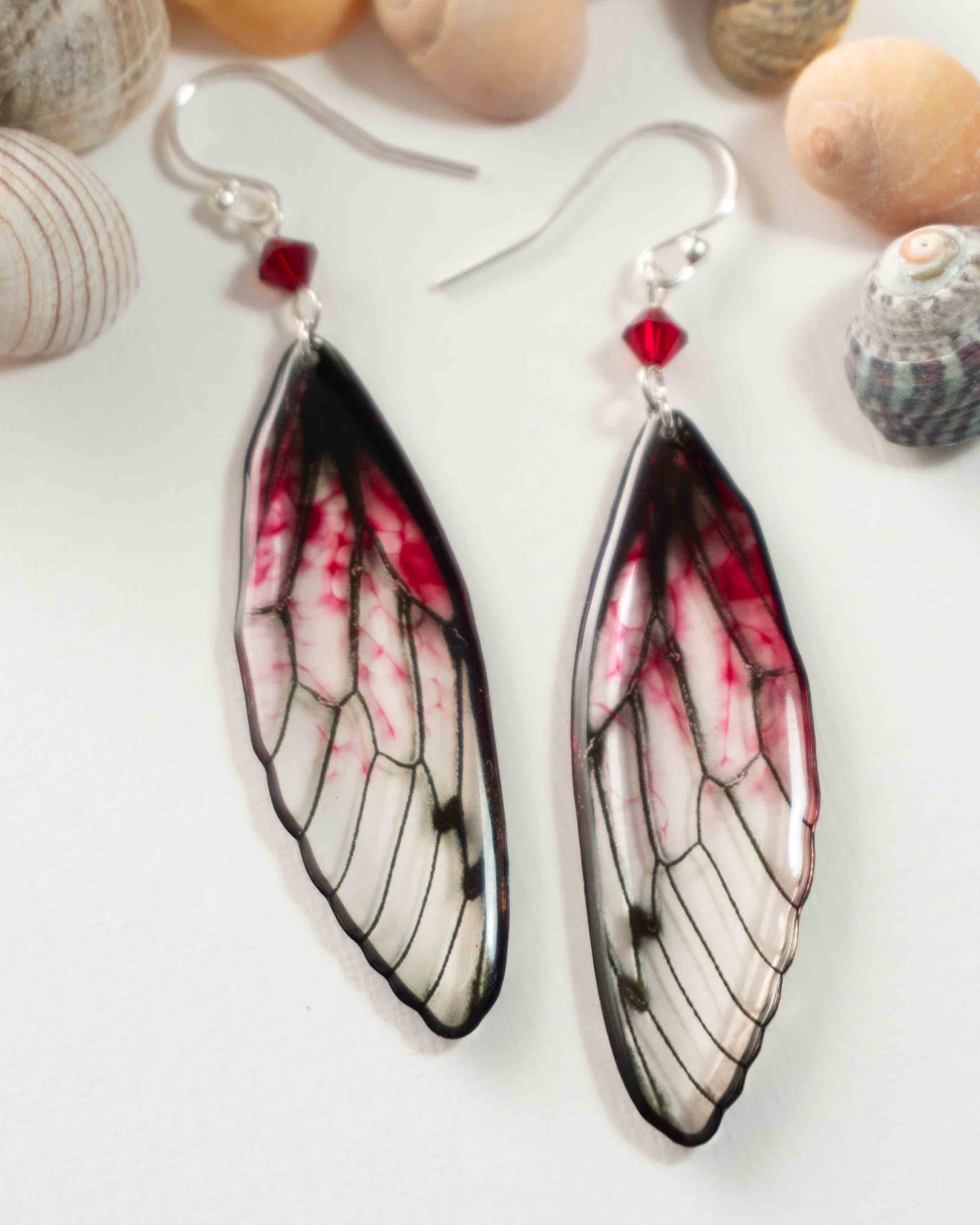 8 Boucles d’oreilles féeriques aux ailes translucides fuchsia et noires avec perles fuchsia