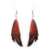 Boucles d'oreilles Morgane Élégance en forme d'ailes de fée effilées, rouge cuivré avec reflets or et contours noirs.