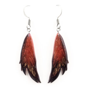 Boucles d'oreilles Morgane Élégance en forme d'ailes de fée effilées, rouge cuivré avec reflets or et contours noirs.