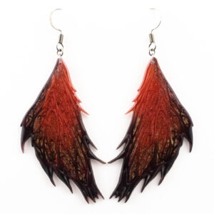 Boucles d'oreilles Morgane Prestige en forme d'ailes de fée, rouge cuivré aux reflets or, avec des nervures en relief et des contours noirs effilés.