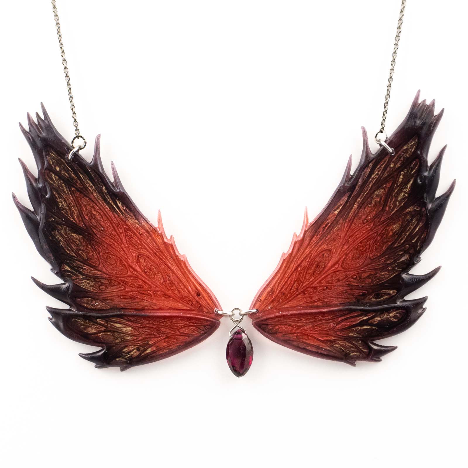 Collier Morgane Prestige - Vue de face Collier Morgane Prestige aux ailes de fée rouge cuivré et noir, rehaussées de reflets or et d'un pendentif en grenat.